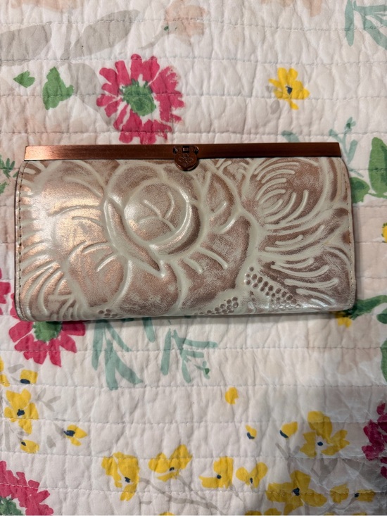 Patricia Nash Handbags - Patricia Nash Floral Embossed Metallic Clutch Wallet - Cream & Rose Gold